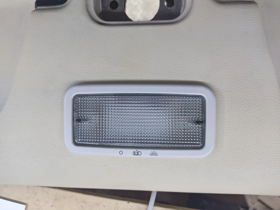 Шматок VW. Встановлення плафона.