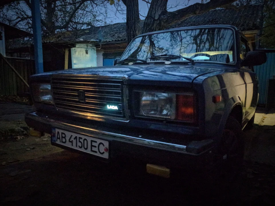 Воно світиться! Шильдік LADA.