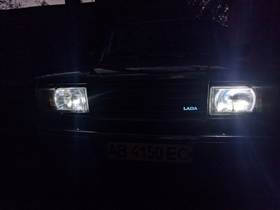 Воно світиться! Шильдік LADA. 3