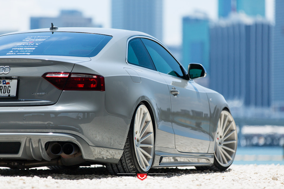 Купив фарбу. Колір Nardo Grey LY7C 4