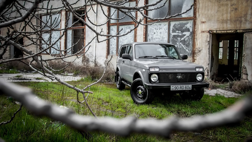 Купив фарбу. Колір Nardo Grey LY7C 5