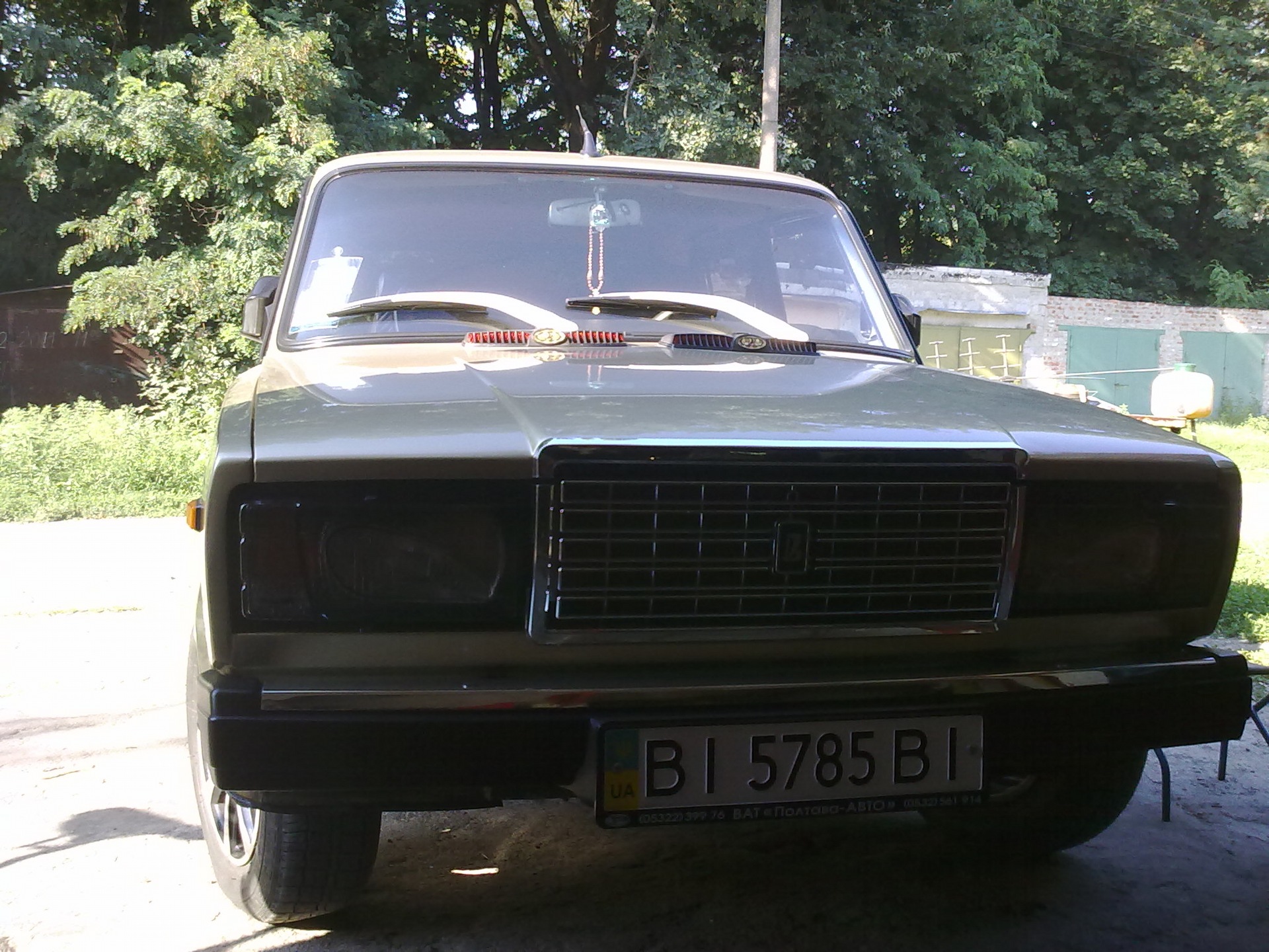 Біля гаража.)) 1