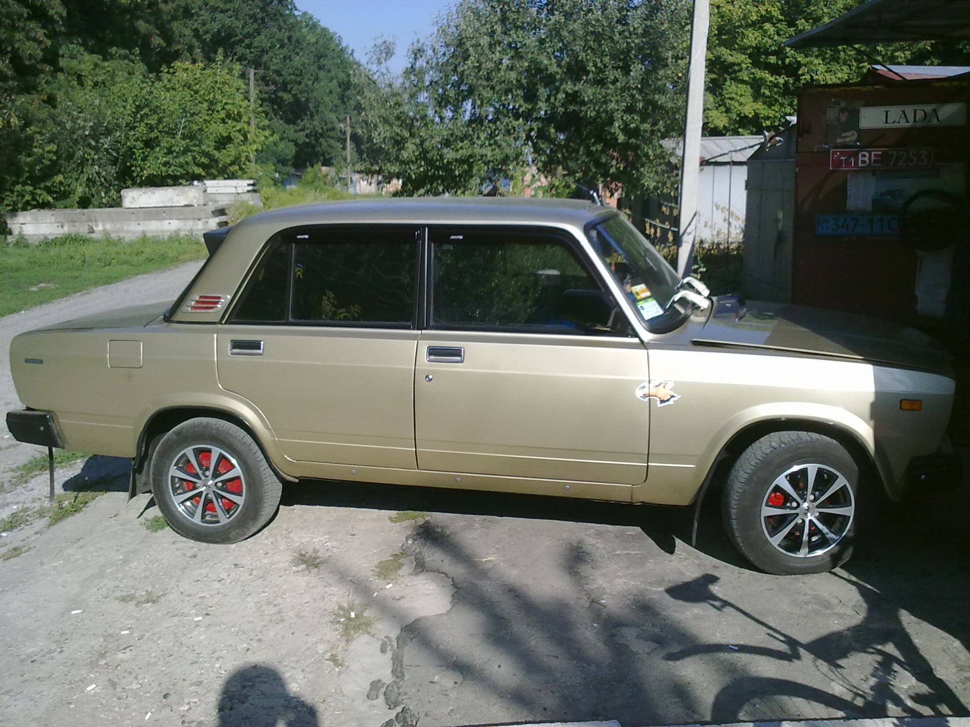 Біля гаража.)) 2