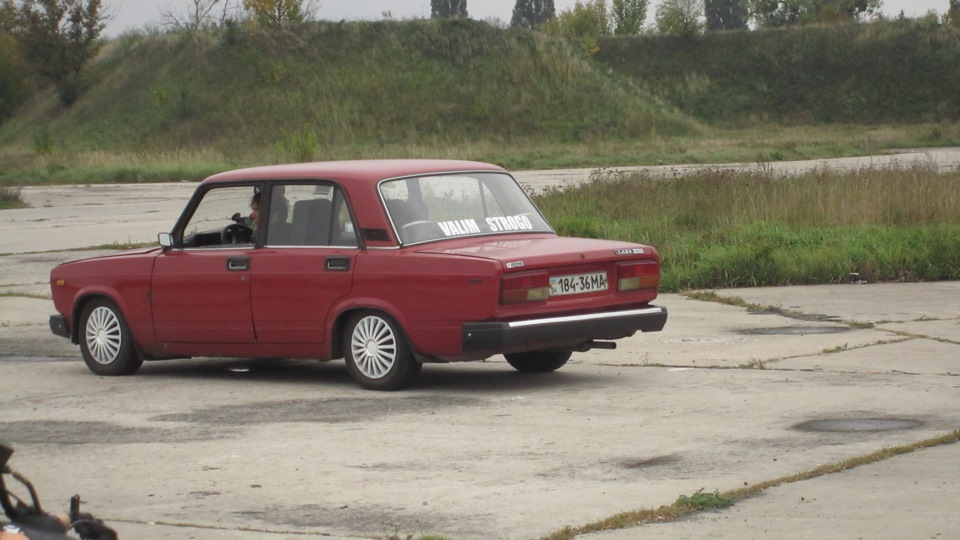 Занижена Лада 2107 напівседан 4