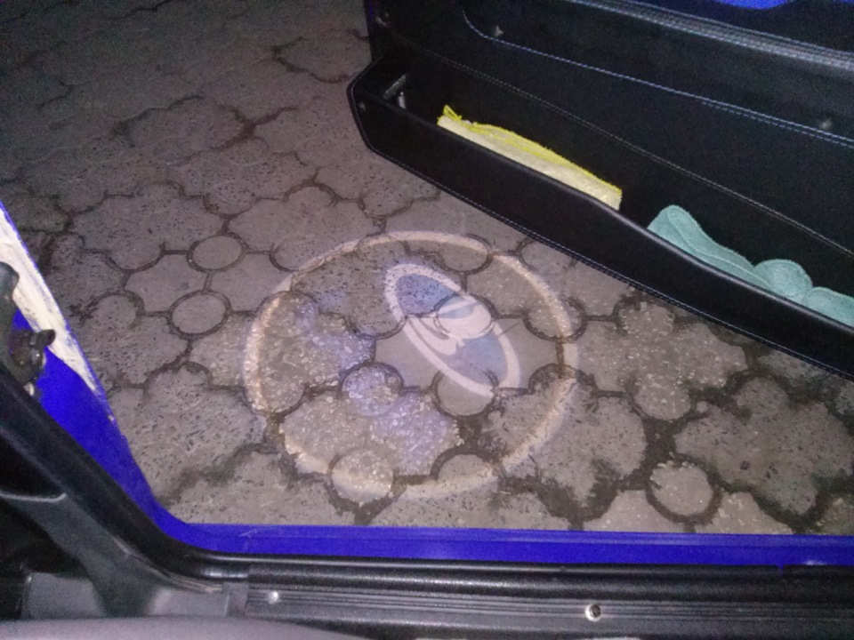 Логотип ЛАДА в передніх дверях 1