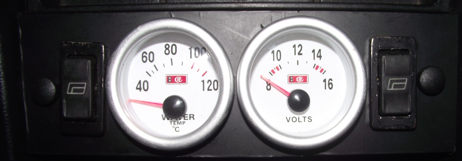 Вольтметр фірми KET GAUGE 3