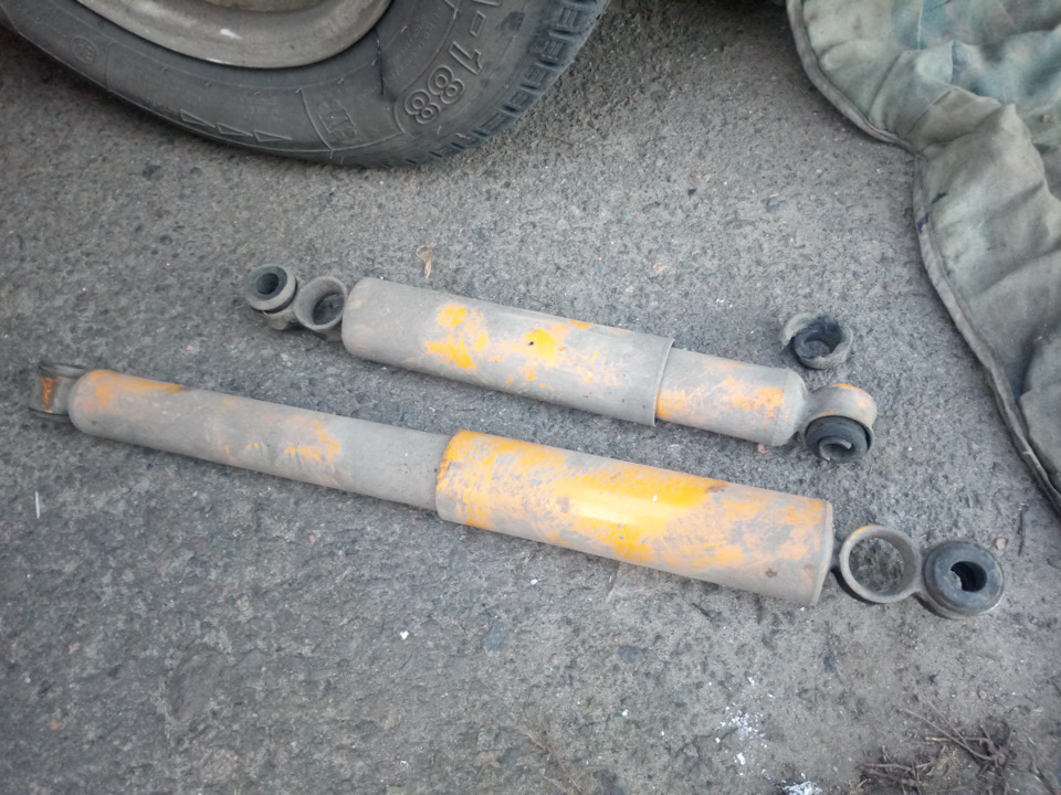 Заміна задніх амортизаторів втулок і по дрібницях 4