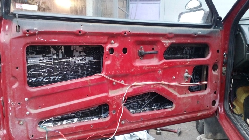 Поліз шукати що у двері горохче і заразом закотив двері віброізоляцією 1