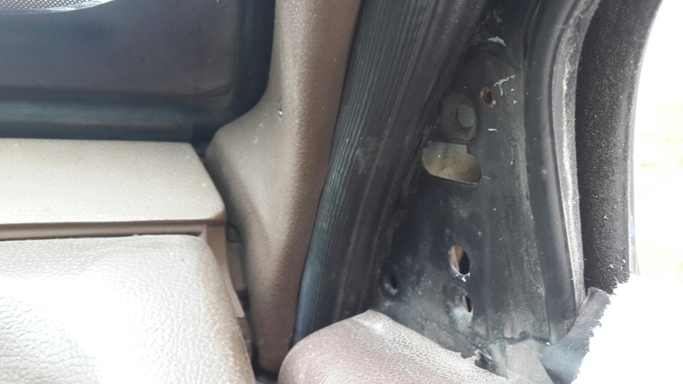 Ставимо праве дзеркало заднього виду. 2