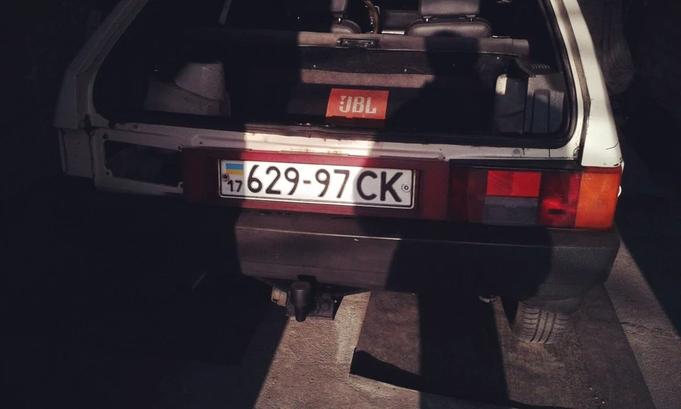 Стопи в червоний.