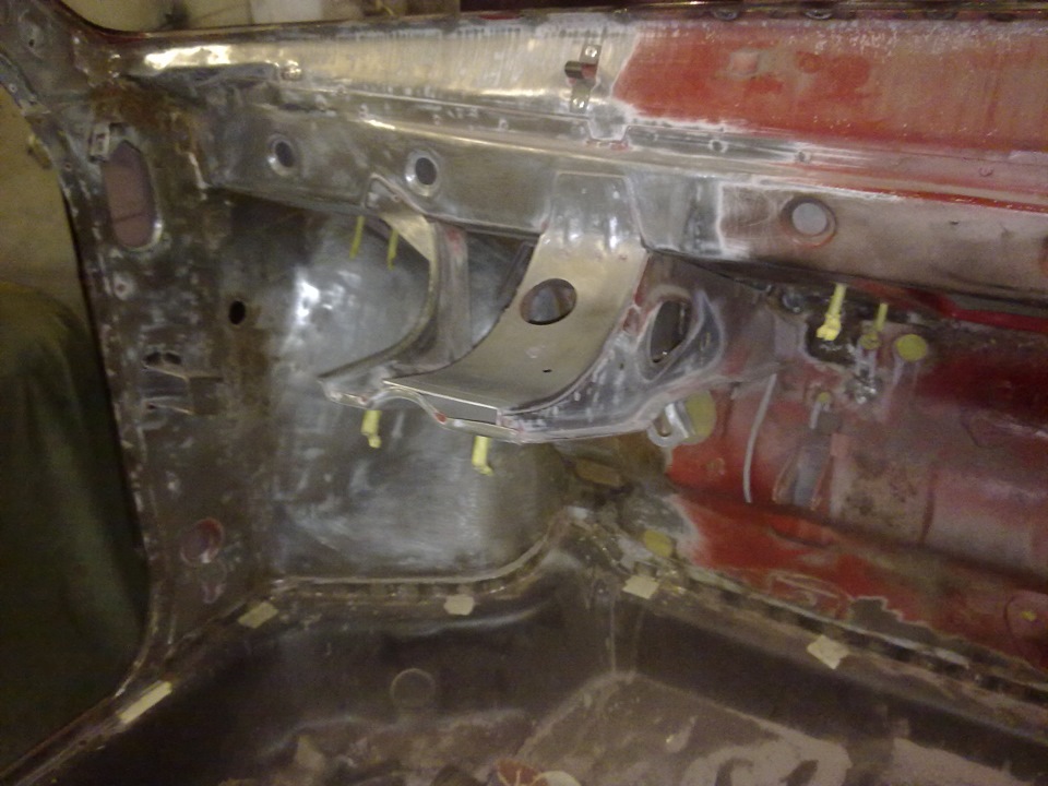 Грунтування та фарбування внутрішньої частини передньої панелі кузова ВАЗ-2108 1