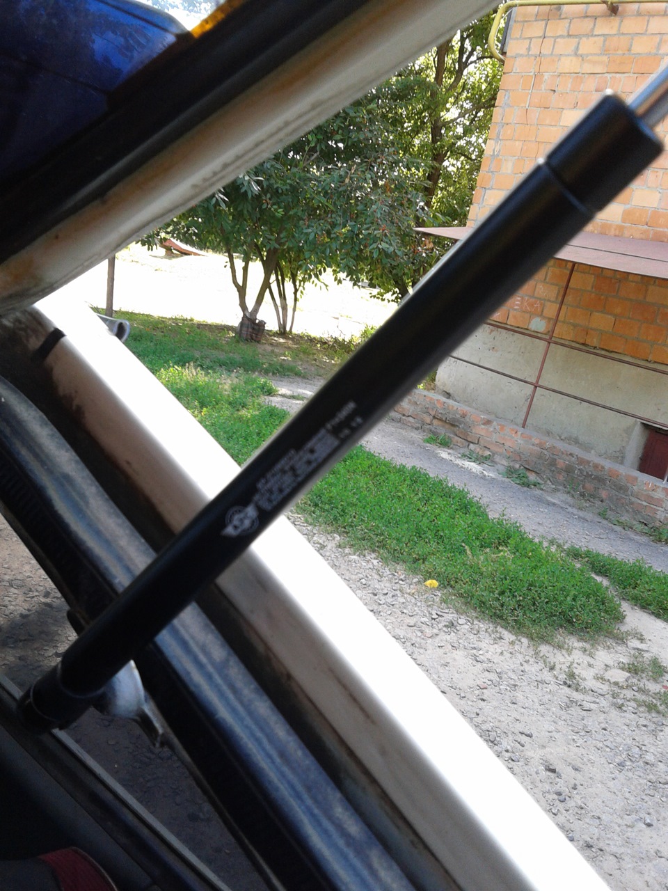 Заміна газових стійок задньої ляди. 2