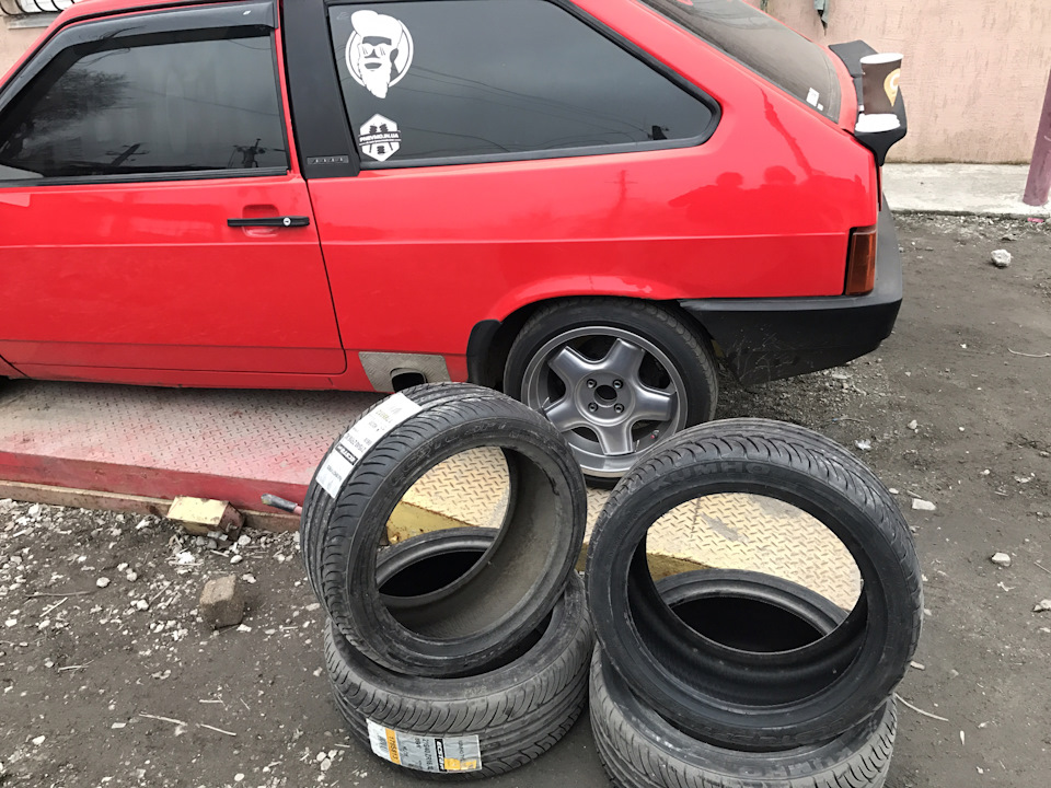 Подарунок на 8 березня гума 215/40/16 3