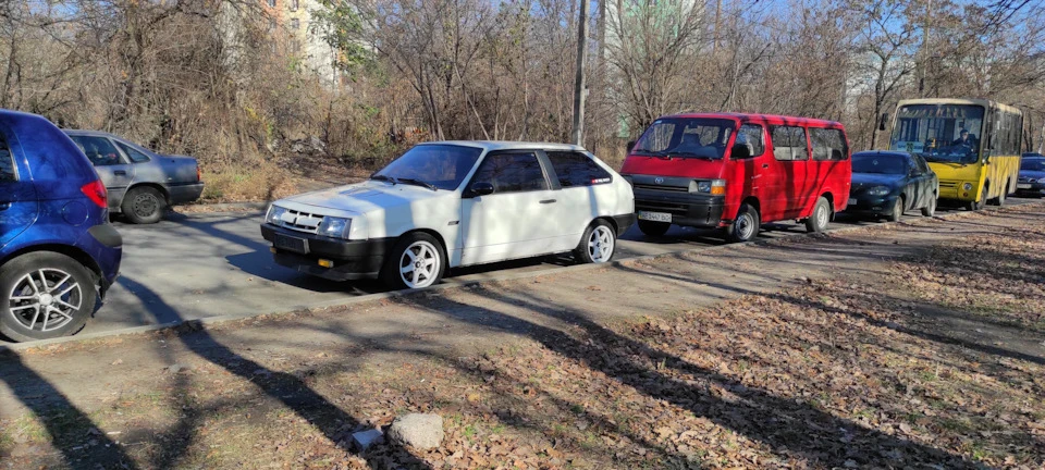Задня розпірка, майже телевізор, але не зовсім