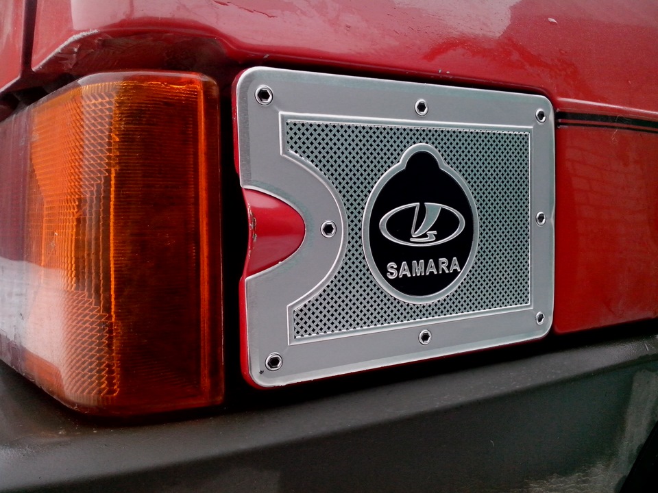 Наклеювання на кришку бензобака 1