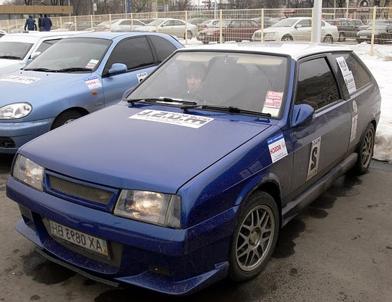 Змагання з автослалому. 1