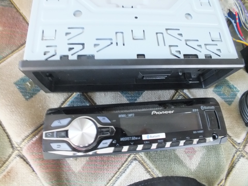 голова…Pioneer DEH-4400BT 3