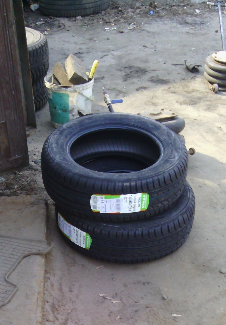 Nokian Hakkagreen 185/60 R14 та перські килими 2