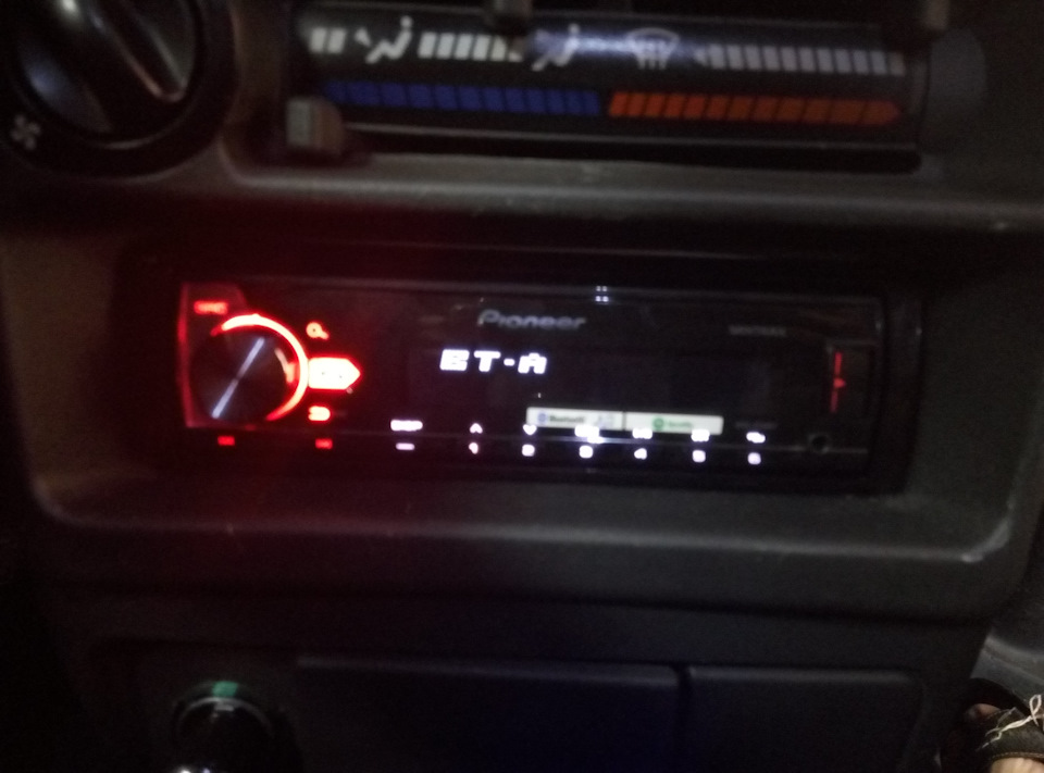 Головний пристрій Pioneer MVH-X580BT 4