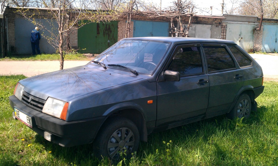 Біля гаража =) 3