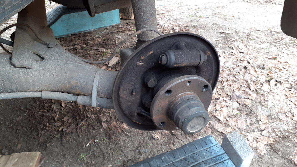 Задні колодки, заміна. Вид знизу. 5