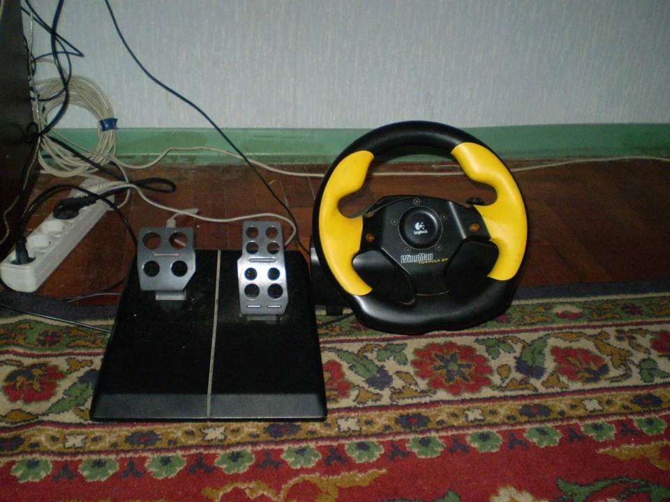 Девайс для комп'ютера у вигляді керма і педалей+DIRT3