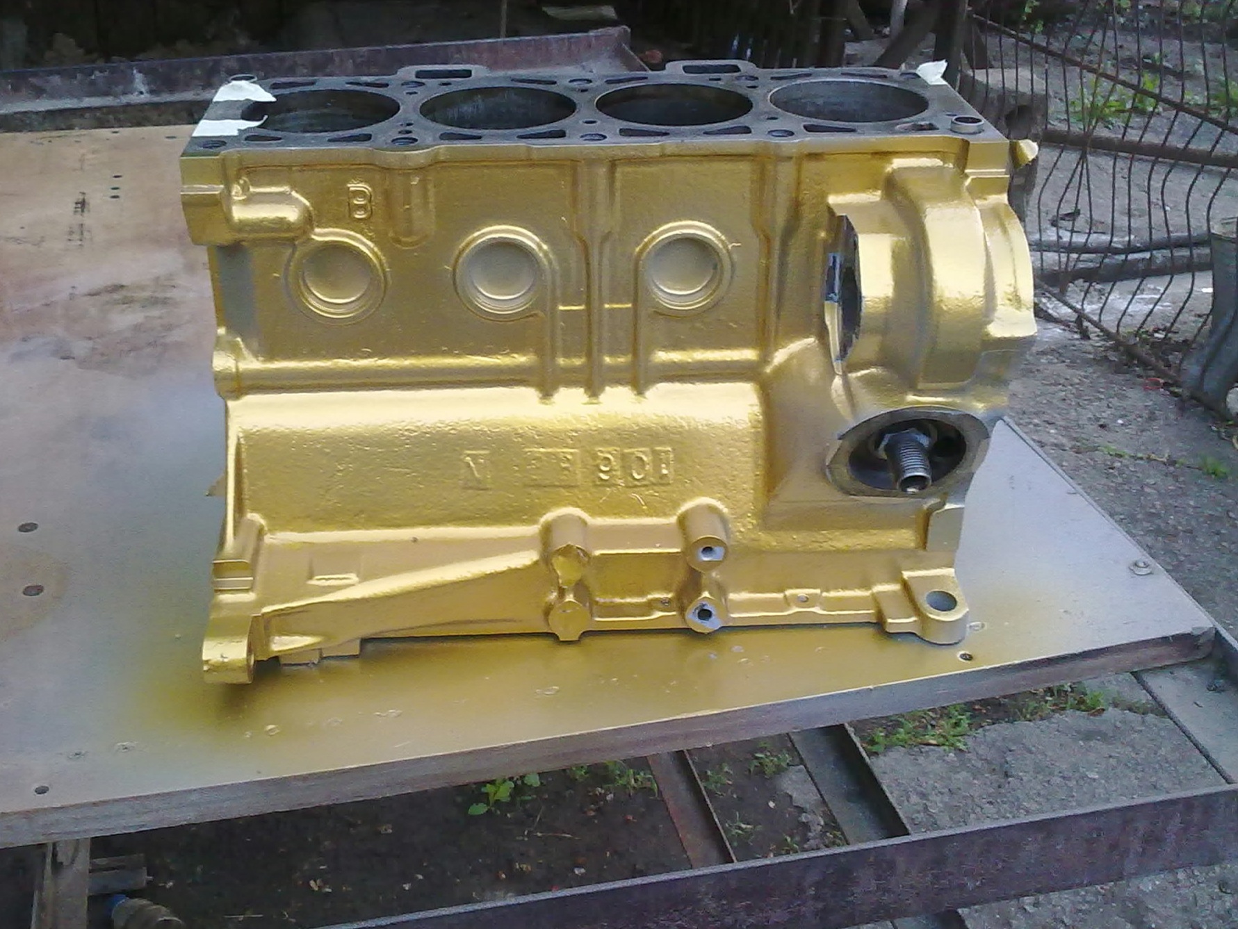 Пофарбував у бронзовий колір Блок 1
