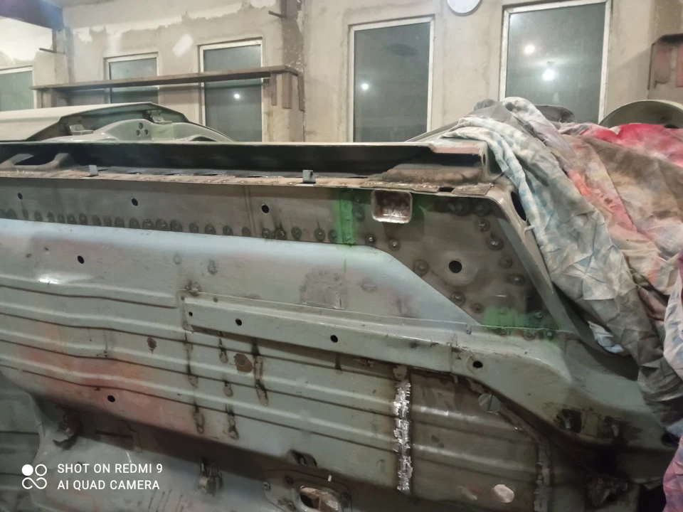 Реставрація авто Частина 26. Закінчення зварювальних робіт на днищі, підготовка та ґрунтування рамки заднього скла.