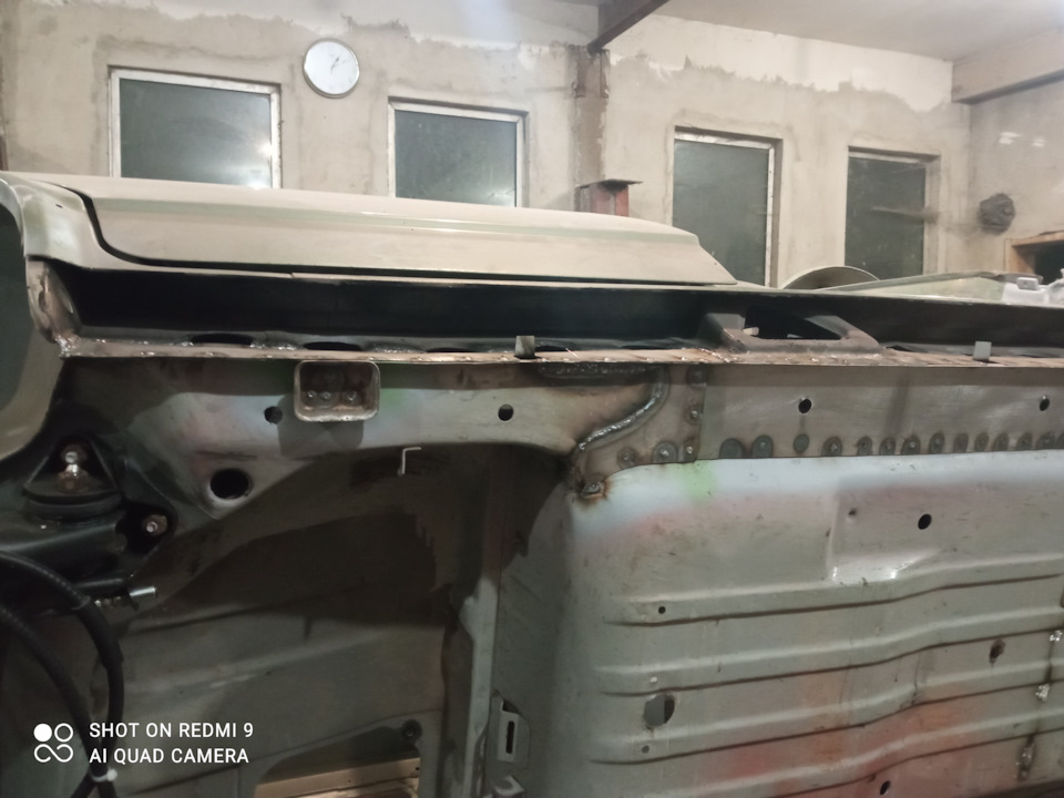Реставрація авто Частина 26. Закінчення зварювальних робіт на днищі, підготовка та ґрунтування рамки заднього скла. 2