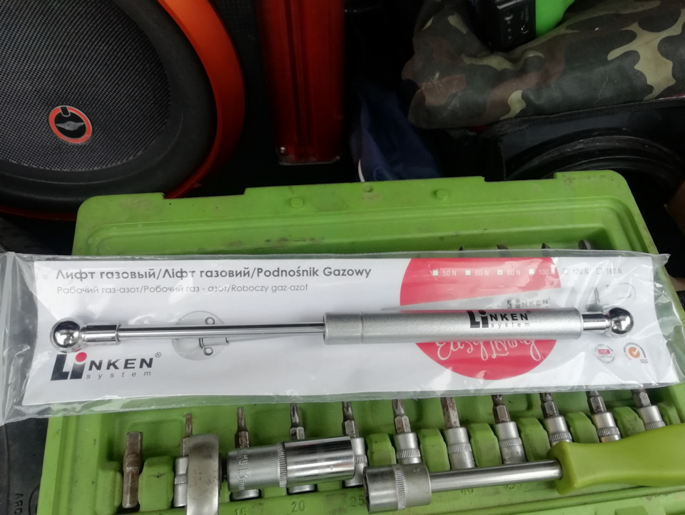 Упори багажника 1