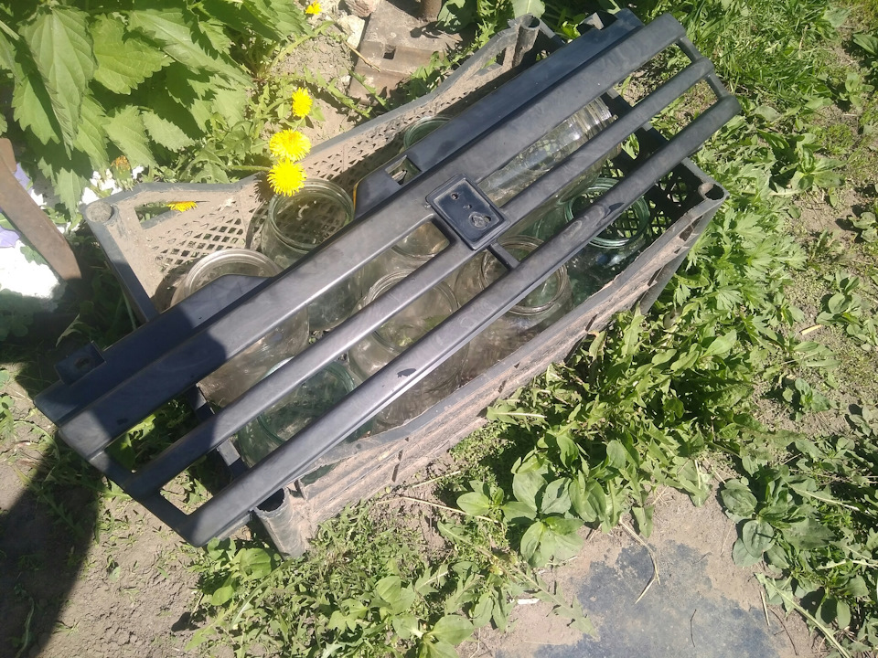 Пофарбував ґрати 1