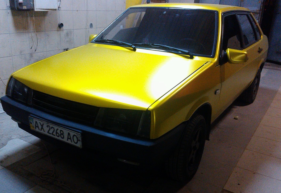 Обклеювання авто в плівку жовтий матовий хром Teck Wrap 2
