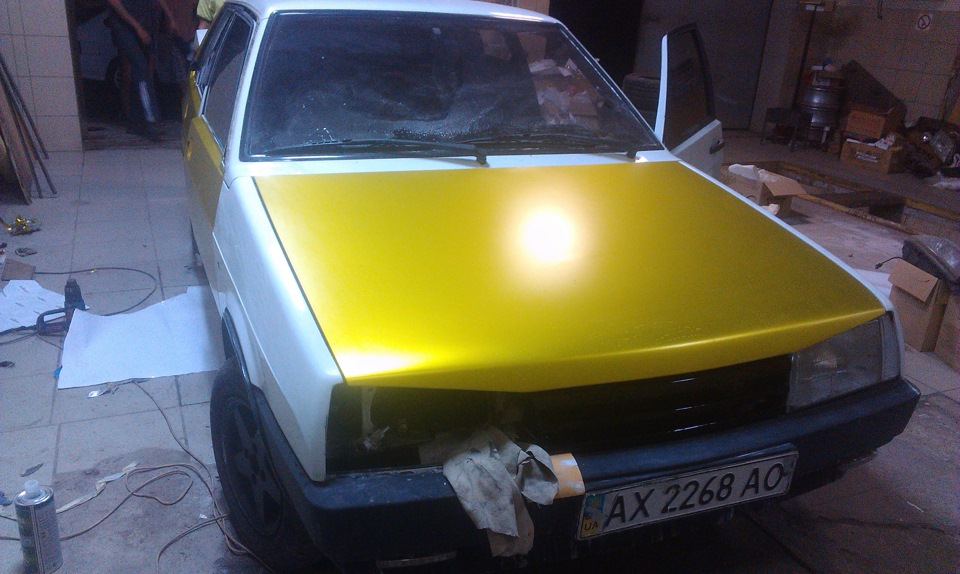 Обклеювання авто в плівку жовтий матовий хром Teck Wrap 1