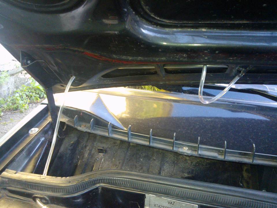 Заміна трубок омивача, форсунок та бачка ВАЗ 21099. 2