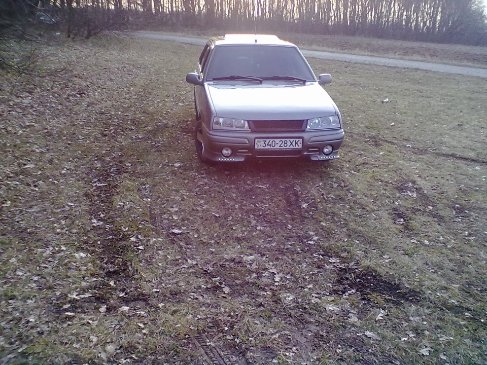 з'їздили по проліски . заодно пофоткав машину 1