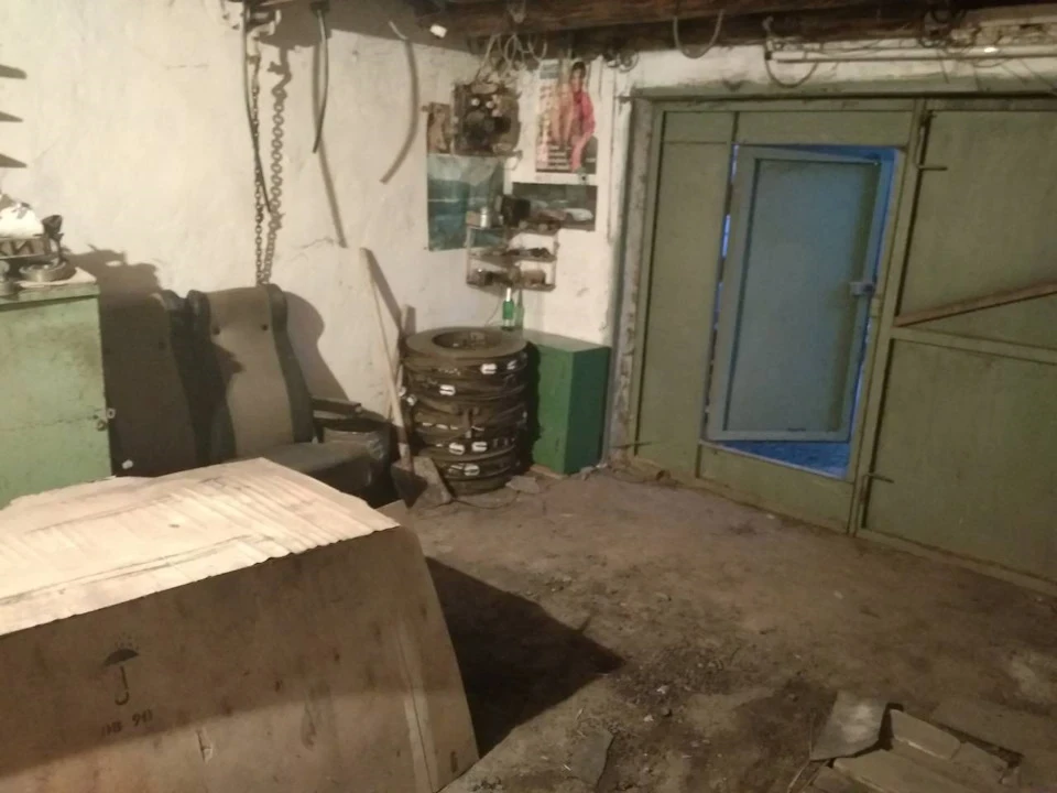 Прибирання в гаражі.
