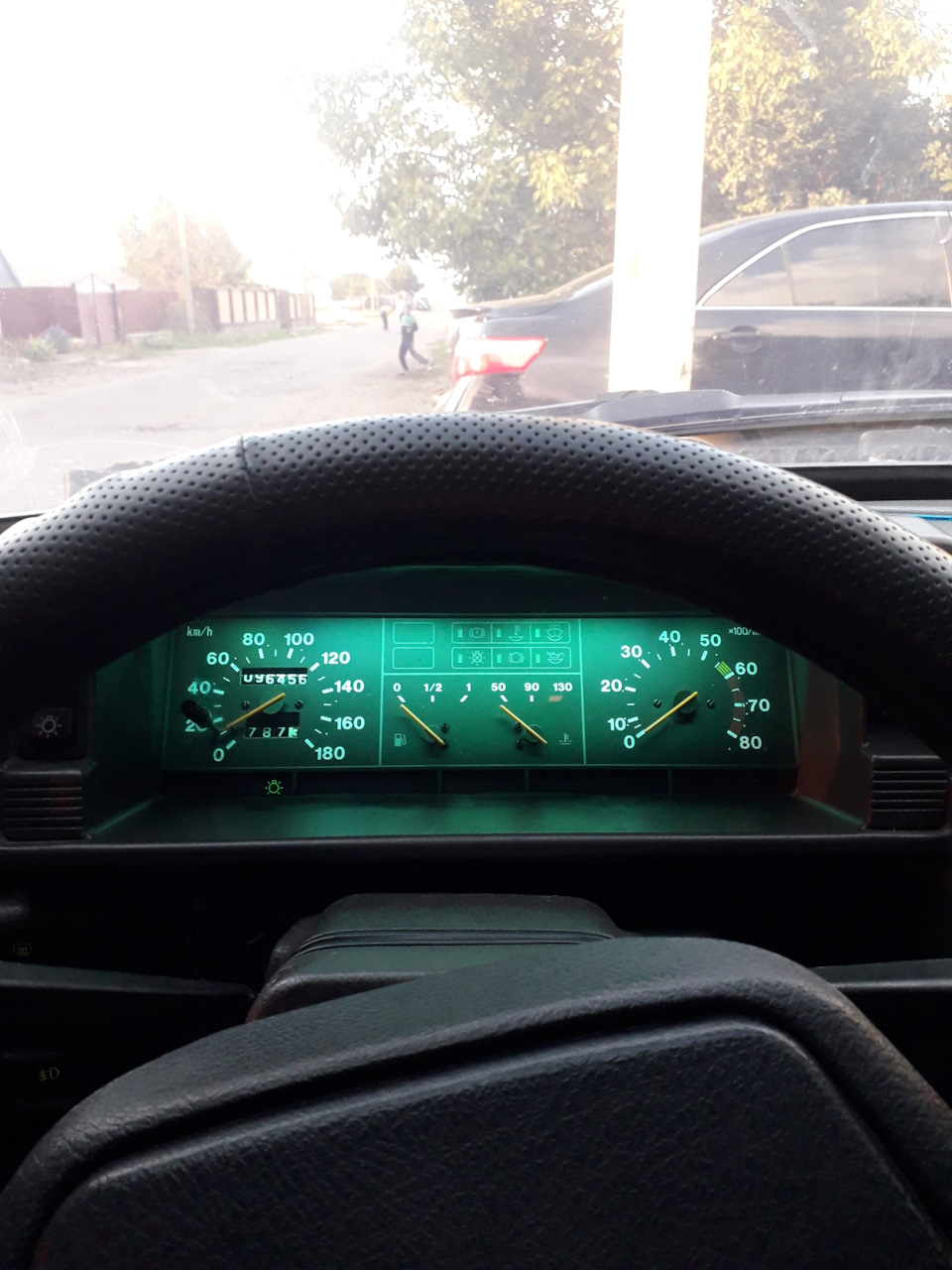 Пересвіт високої панелі приладів. 2