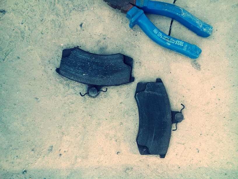 Заміна передніх гальмівних колодок 4