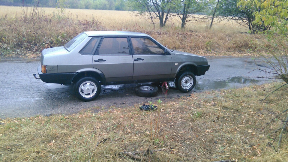 Как я менял колесо под ливнем в поле 4
