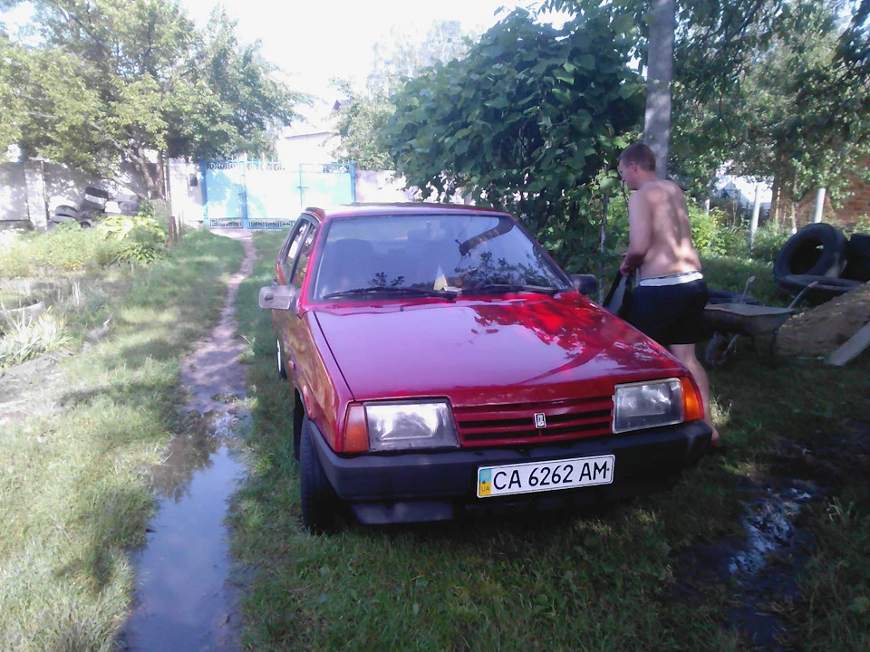 Зробив калюжу)))