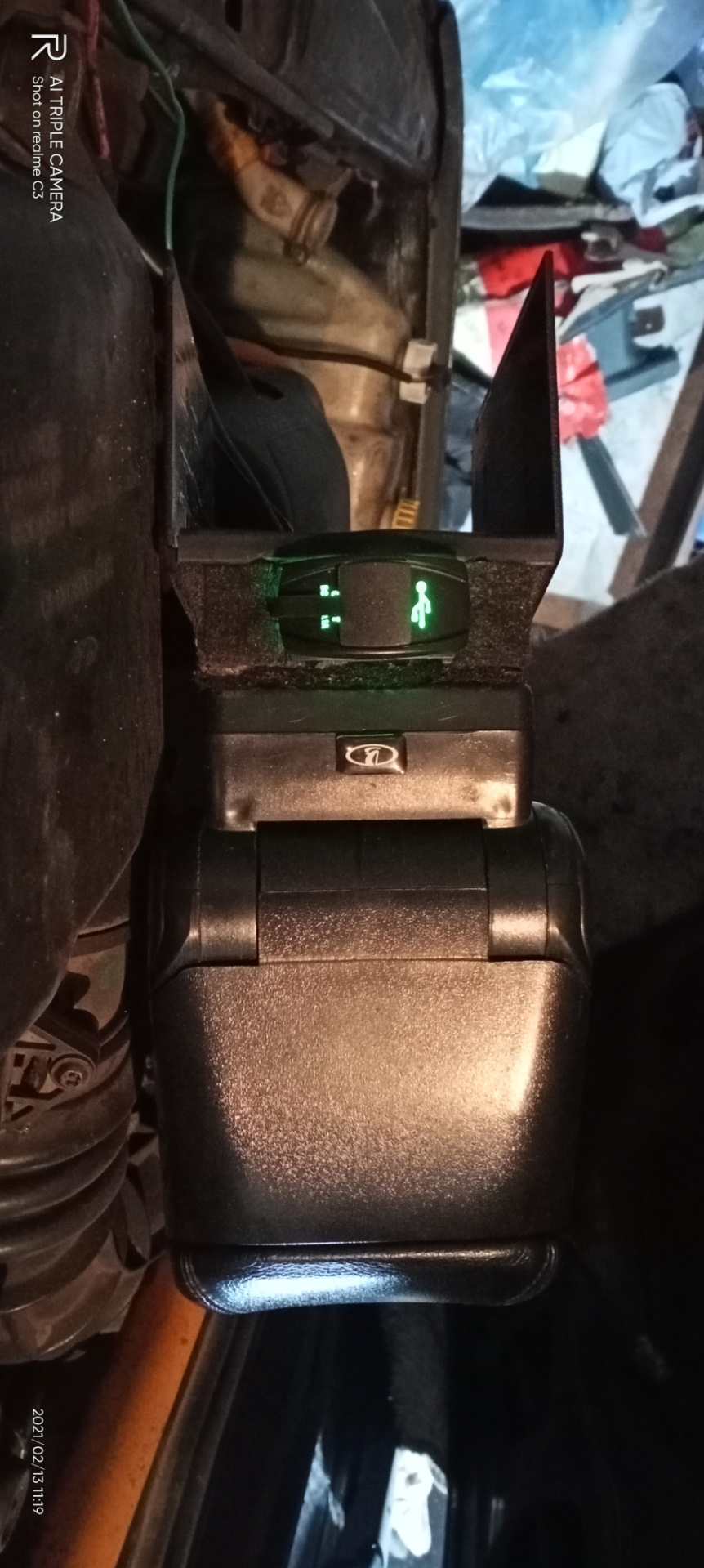 Добавляємо 2е USB для задніх пасажирів. 5