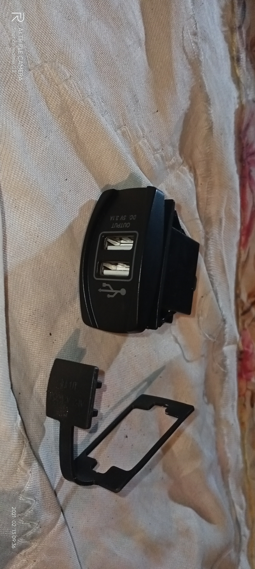Добавляємо 2е USB для задніх пасажирів. 2