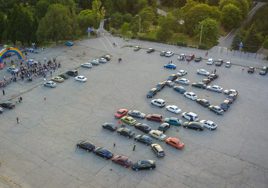 Участвовал в автомобильном флешмобе;) 1