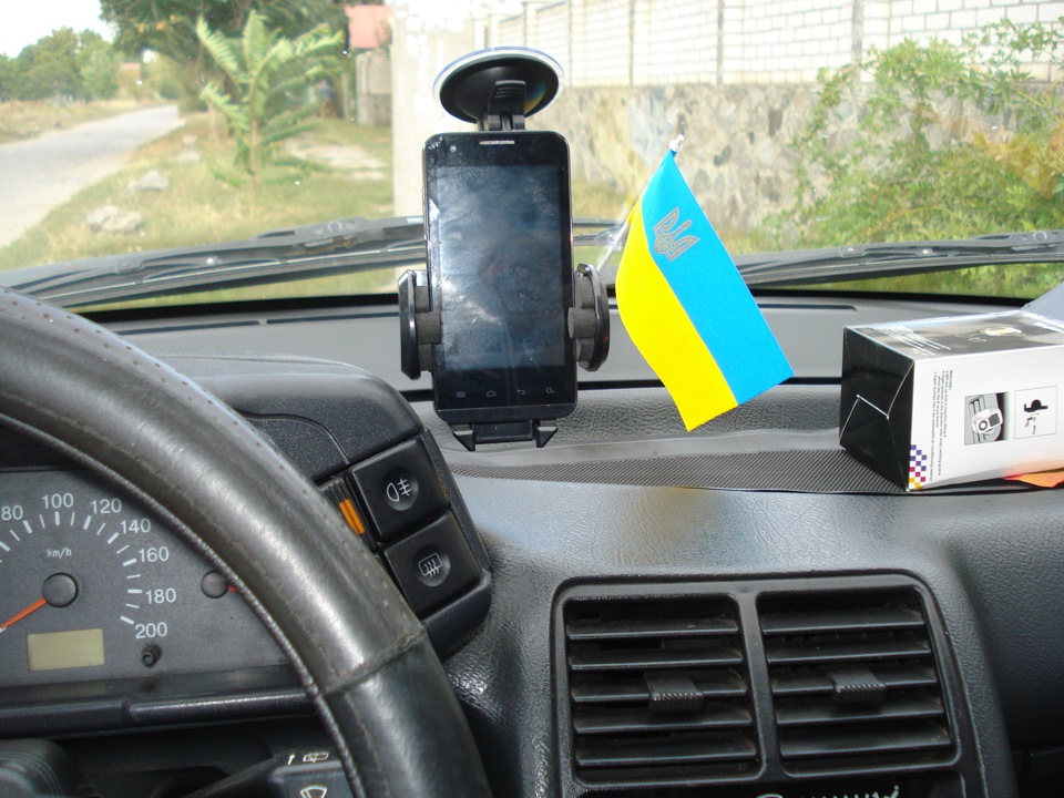 Автомобільні утримувачі для смартфонів 3