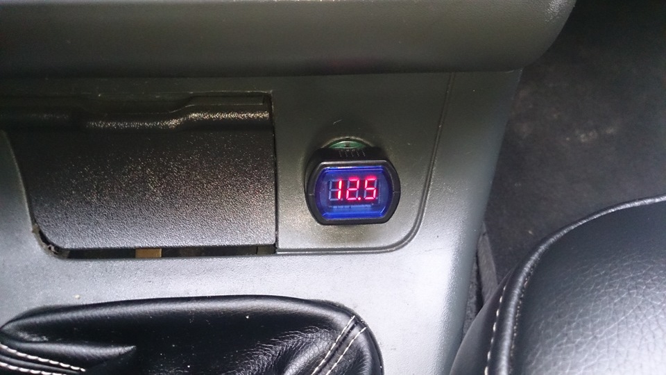 Вольтметр у прикурювач 1