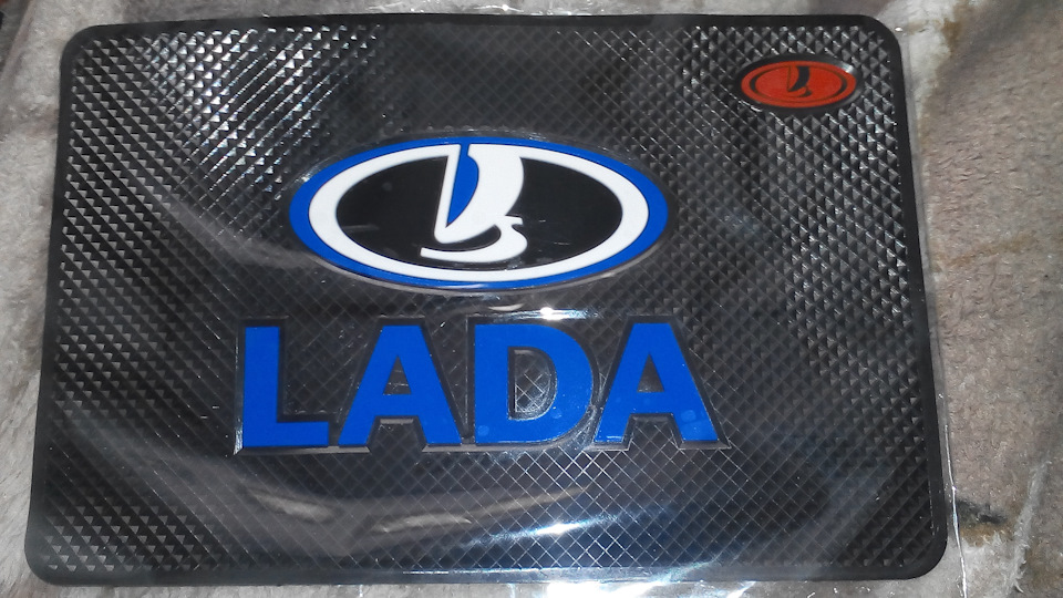 Просто килимок на торпеду Lada 1