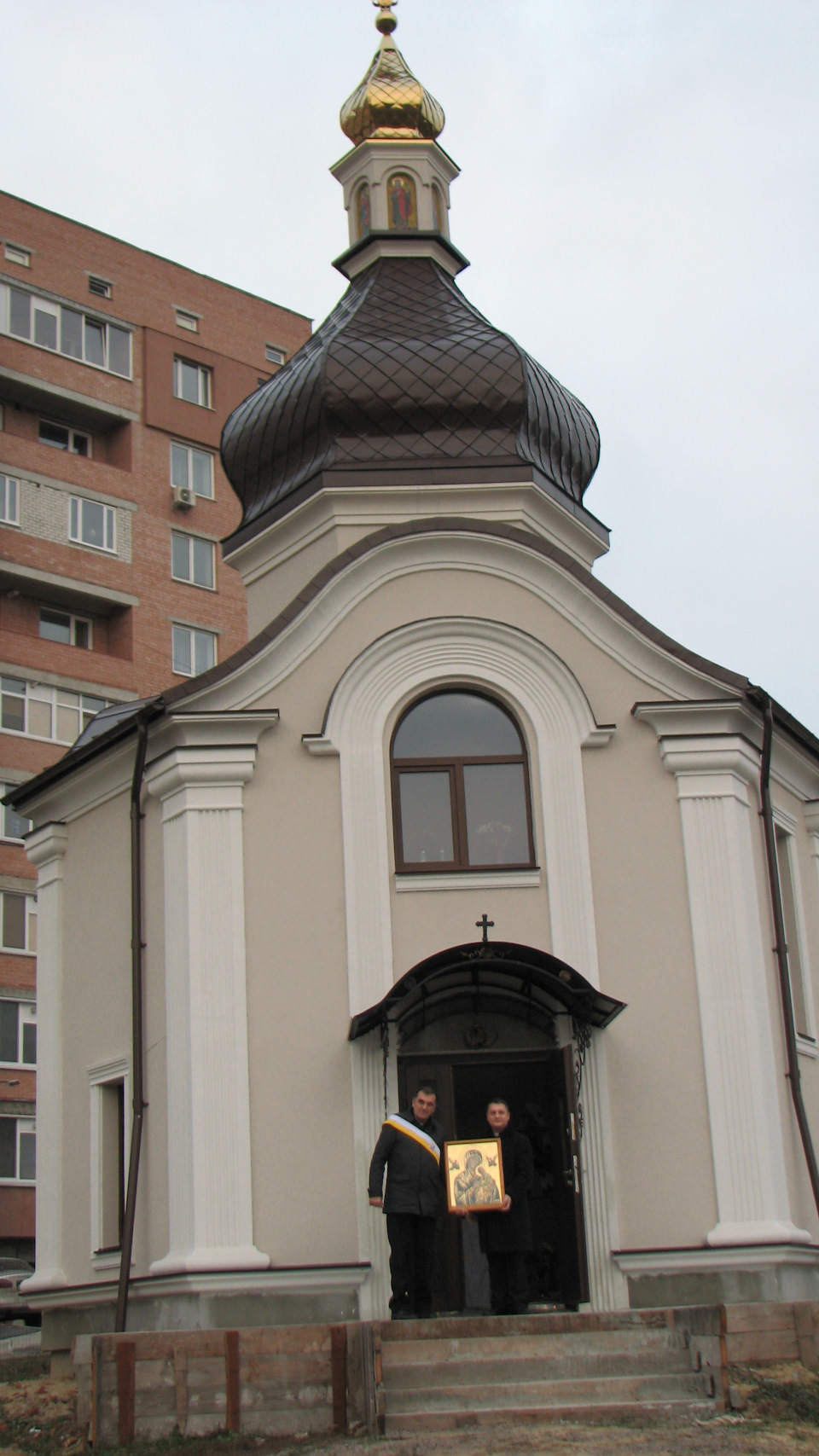 Зустрів і разом із отцем Романом встановив у храмі ікону Богородиці невпинної допомоги. 2