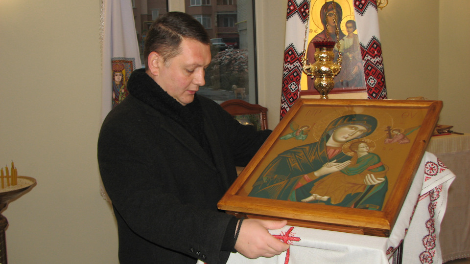 Зустрів і разом із отцем Романом встановив у храмі ікону Богородиці невпинної допомоги. 3
