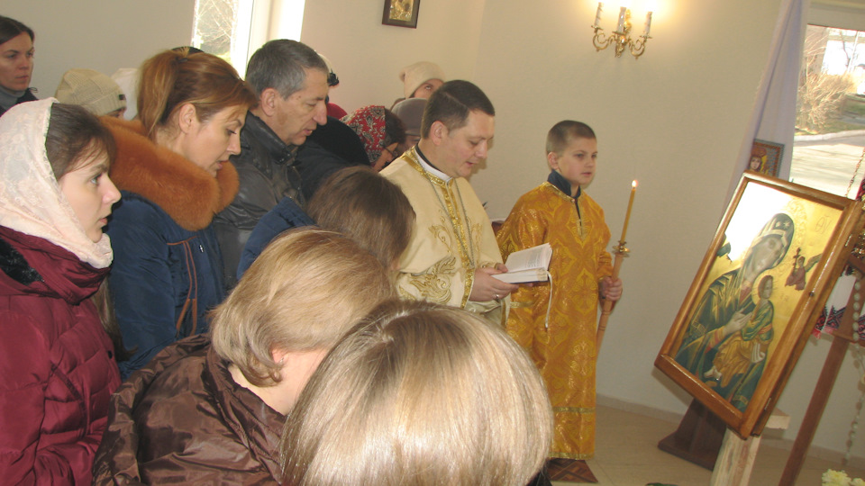 Зустрів і разом із отцем Романом встановив у храмі ікону Богородиці невпинної допомоги. 4