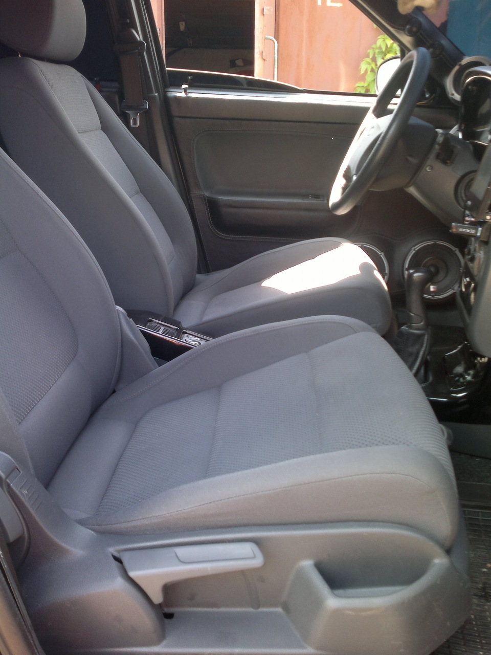 Передні сидіння Volkswagen Tiguan 2011 4